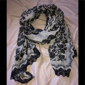 Black and white lace print scarf